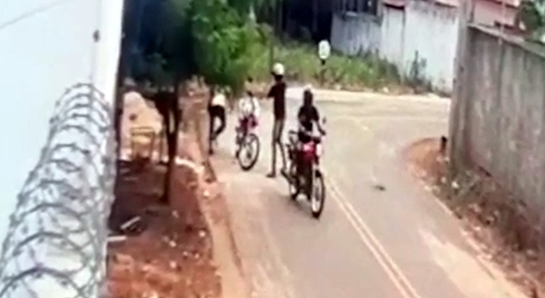 Balsas câmeras flagram dois criminosos tomando moto Bros em assalto