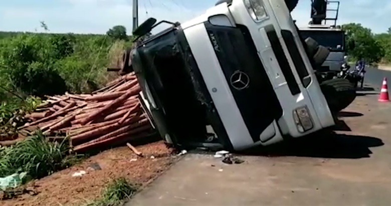 Carreta Carregado De Eucalipto Tomba Na Ma E Motorista Fica Ferido