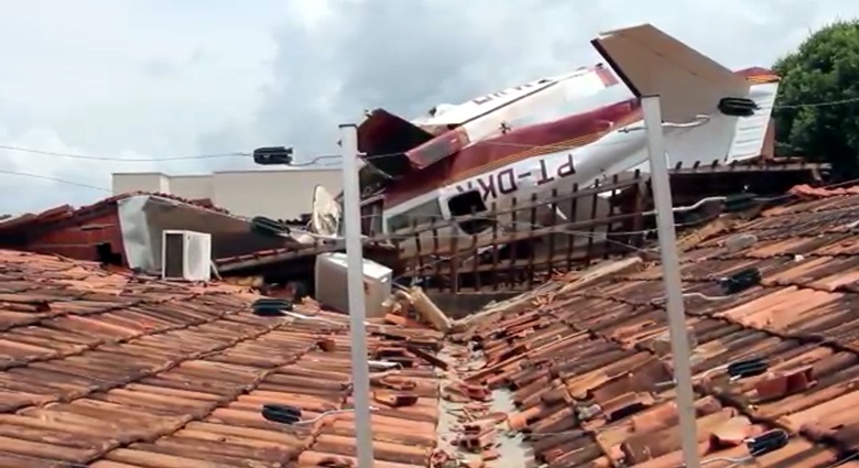 Avião de pequeno porte cai em cima de casa no Maranhão; vídeo - Correio de  Carajás