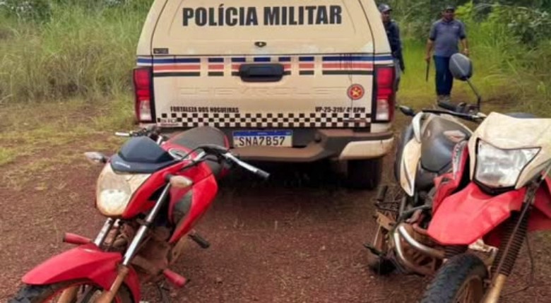 Motos roubadas, recuperadas pela PM na zona rural de Fortaleza dos Nogueiras (Foto da PM)